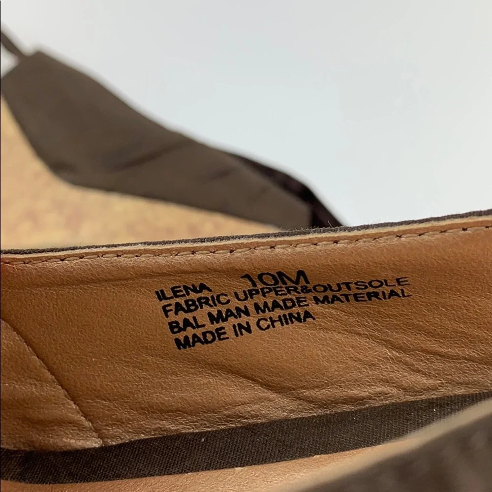 Chinese Laundry Ilena Flower Peep-Toe Wedge Sandals – Brown | Feminine | Cottage